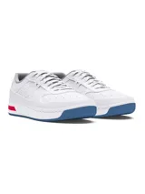 Championes urbanos Under Armour modelo UA Court 96, color blanco con detalles en gris, rojo y azul. Confeccionados en cuero sintético con perforaciones y suela de goma.