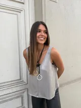Musculosa plateada de seda brillante, talle único (llega hasta L) y corte suelto.