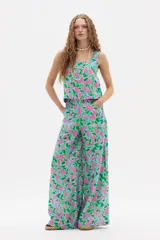 Pantalón palazzo de lino con estampado floral en tonos celeste, rosa y verde. Tiene cintura alta con elástico y bolsillos laterales.