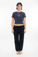 Remera corta gris con logo ovalado estampado en el centro.