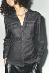 Camisa de denim color gris oscuro, de corte entallado, con cuello solapa, manga larga, dos bolsillos frontales y cierre frontal con botones.