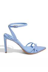 Sandalia de piel de color celeste con tacón alto y tiras finas.