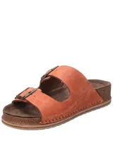 Sandalia de cuero color naranja con doble tira y hebillas metálicas. Suela de corcho y base de goma.