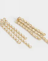 Aros largos dorados con tiras de strass colgantes.