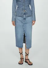 Falda midi de jean celeste con abertura frontal.
