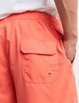 Short de baño verde con cintura elástica ajustable con cordón.