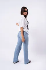 Remera oversize blanca de algodón con estampado fotográfico en blanco y negro de una mujer fumando.