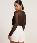 Body negro de tule con escote en V cruzado y mangas largas transparentes.