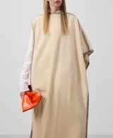 Bolso de mano rectangular color naranja brillante, con asa de mano y asa larga regulable extraíble. Tiene un compartimento con cierre magnético y logo grabado.