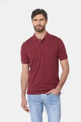 Remera polo color bordó de piqué liso, con cuello en rib y botones personalizados.