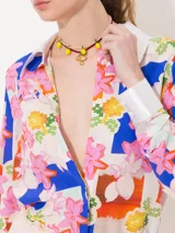 Camisa de seda estampada con cuello y puños de seda lisa. Tiene cartera oculta con botones de pasta crudos y botones esmaltados JCH en cuello y puños. De calce suelto, con largo por debajo de la cadera y ligeramente más corta en el delantero.