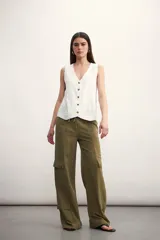 Pantalón cargo color verde oliva, de corte ancho, con bolsillos laterales con solapa y cintura con cordón ajustable.