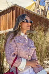 Chaqueta roja con textura tweed, botones dorados y detalles en blanco.