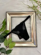 Pack de tres tangas de encaje con elástico ancho, disponible en colores blanco, negro y crudo.