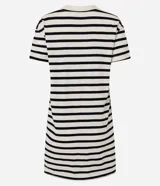 Vestido corto tipo t-shirt a rayas horizontales blancas y negras, con cuello redondo y bolsillo en el pecho.