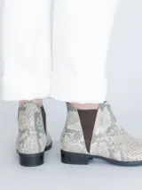 Botín de cuero negro con diseño moderno, tacón bajo y calce elástico, parte de la colección Love Our Planet.