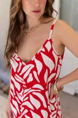 Vestido largo de jersey rib con estampado abstracto en rojo y blanco, con breteles finos y escote en V.