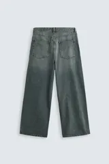 Pantalón de jean azul grisáceo con efecto lavado, corte amplio y tiro alto.