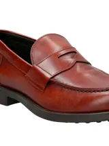 Mocasín negro de cuero con plantilla de cuero y suela de goma.