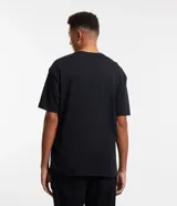 Remera básica negra de algodón, corte relaxed, con cuello redondo y mangas cortas.