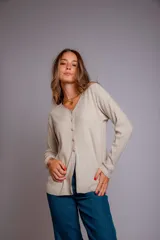 Blusa de morley elastizado color beige, de calce ajustado y mangas largas.
