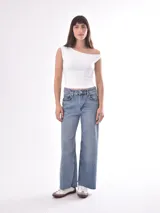 Musculosa ajustada color negro, con escote asimétrico y un solo tirante ancho.