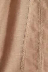 Top color beige de tejido transparente de mezcla de lyocell, con escote corazón, breteles finos ajustables y cierre oculto con cierre de corchete en la espalda. Presenta frunces abajo del busto y franjas verticales tono sobre tono.