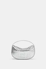 Bolso de mano plateado con efecto trenzado metalizado. Asa de mano ancha y correa extraíble para usar como bandolera. Cierre con cremallera metálica.