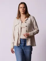 Sobrecamisa color beige de lino y rayón, marca Dash. Tiene cuello solapa, abertura central con botones, bolsillos delanteros y jareta interna de ajuste en la cintura.