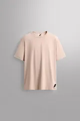 Remera deportiva color rosa claro, de tejido técnico ligero y elástico con estructura. Cuello redondo, manga corta, costuras planas y logo estampado.