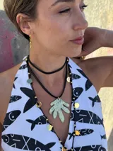 Collar con cordón de cuero negro, dije de coral pintado a mano con un lado negro liso y otro con fondo negro y metalizado dorado.