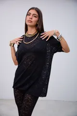 Remerón de encaje negro con cuello redondo y mangas cortas, de corte holgado.