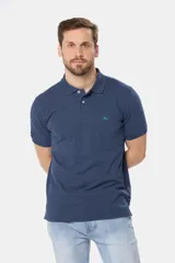 Remera polo de piqué lisa color rojo, con cuello en rib y botones personalizados.