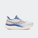 Championes de running Saucony Triumph 23, color blanco con detalles en azul y naranja. Presentan una malla técnica transpirable, logo Saucony en naranja y azul, y una suela gruesa blanca con detalles en azul y naranja.