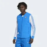 Chaleco azul con cierre frontal, bolsillos con cremallera y diseño reversible. Incluye logo de Adidas y escudo del Real Madrid bordado en el pecho.