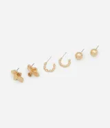 Set de tres pares de aros dorados: un par con forma de flor, un par de aros tipo argolla trenzada y un par de aros tipo bolita.