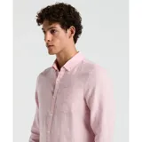 Camisa de hombre de lino color rosa claro, de manga larga, con cuello abotonado y bolsillo en el pecho.