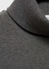 Top gris oscuro sin mangas con cuello alto.