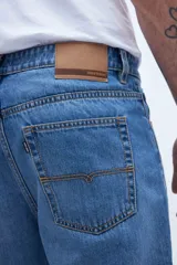 Pantalón jean celeste de corte recto, holgado en la cadera y levemente ajustado en las piernas.