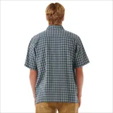 Camisa de manga corta con estampado a cuadros en tonos azul, gris y blanco. Tiene cuello clásico, cierre con botones y un bolsillo en el pecho con logo de la marca.