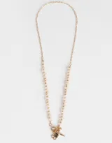 Collar corto dorado con cadena de eslabones, piedras naturales rosas y dijes colgantes dorados.