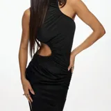 Vestido negro de fiesta, largo midi, con un solo hombro y abertura en la cintura.