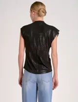 Blusa sin mangas color gris con tejido lurex brillante y detalle de nudo drapeado en el cuello.