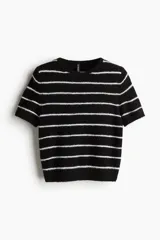 Remera de punto fino suave, color negro con rayas horizontales blancas, de corte entallado y mangas cortas.