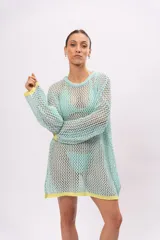 Vestido corto de red color celeste con terminaciones en amarillo.