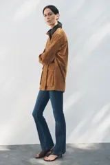 Jeans de tiro medio con cintura con trabillas, cinco bolsillos y corte bootcut.