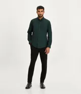 Camisa blanca de algodón, manga larga con botonadura frontal y cuello camisero.