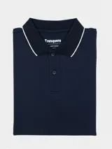 Remera tipo polo color beige, de corte clásico, con cuello y puños acanalados en contraste marrón oscuro.