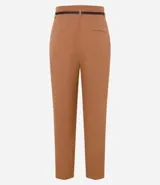 Pantalón de vestir azul marino, de corte zanahoria, con cinturón fino negro con hebilla dorada.