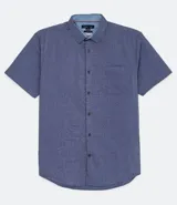 Camisa de hombre de manga corta, color azul con textura maquinetada. Marca Preston Field. Corte social.